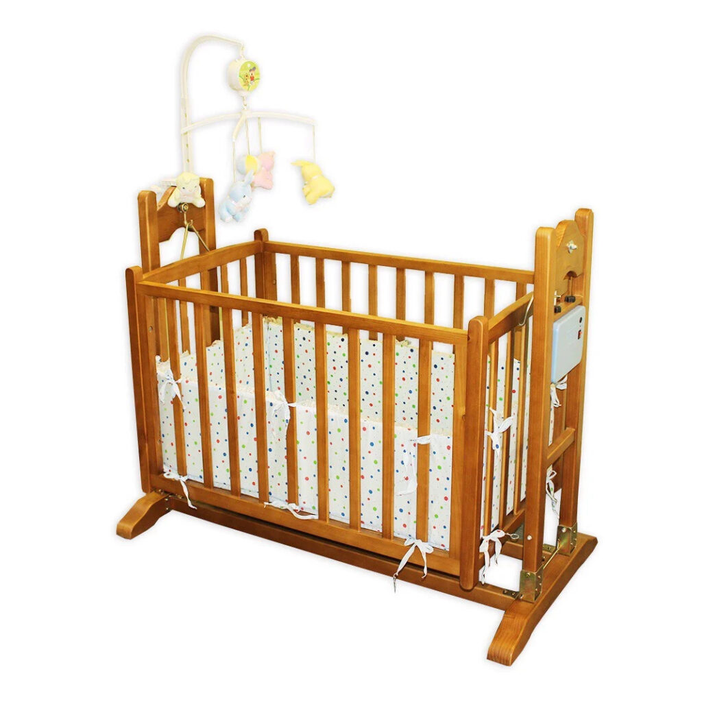 Cũi cho em bé thường được làm bằng chất liệu gỗ tự nhiên, bên ngoài bọc một lớp sơn lành tính, dịu nhẹ