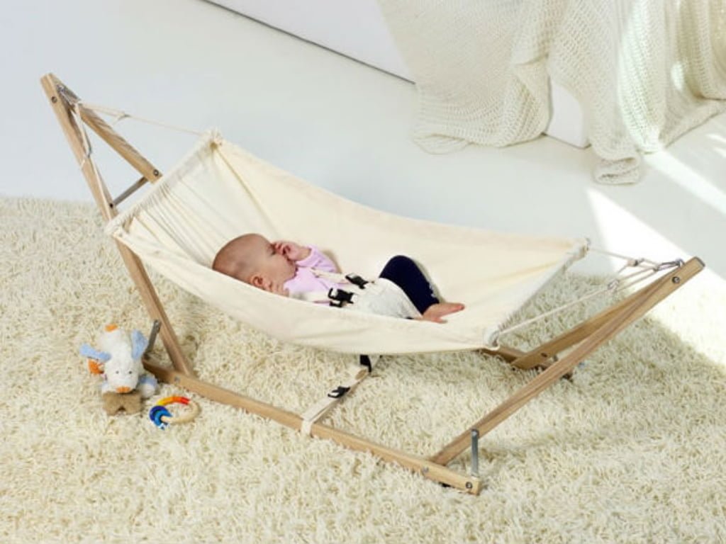 Võng xếp cho bé cực kỳ tiện lợi, vừa là nơi để bé nằm chơi, vừa là nơi nằm ngủ cho bé.