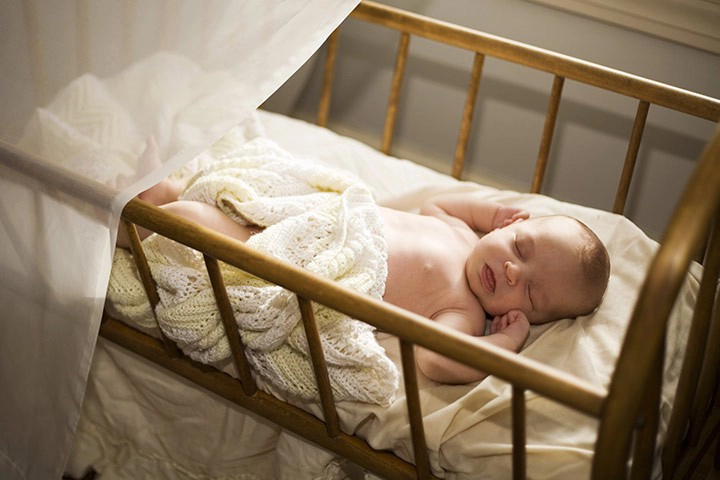 Sử dụng cũi giường cho bé cột sống sẽ thẳng, không bị cong vẹo